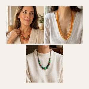 Peut inclure: Trois colliers distincts : un avec des perles &agrave; motifs multicolores, un compos&eacute; de plusieurs rangs de fines perles jaunes et orange, et un avec des perles en bois vert et marron sur une cha&icirc;ne m&eacute;tallique, port&eacute;s sur un haut blanc.