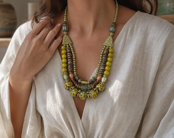 Collar bohemio con cuentas en tonos marrón y bronce, joyería artesanal en capas.