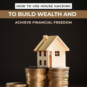 Pode incluir: Uma capa de livro intitulada RENT-FREE LIVING HOW TO USE HOUSE HACKING TO BUILD WEALTH AND ACHIEVE FINANCIAL FREEDOM por Gamed Up with The Turners. A imagem mostra um modelo de casa em miniatura sobre várias pilhas altas de moedas de ouro.