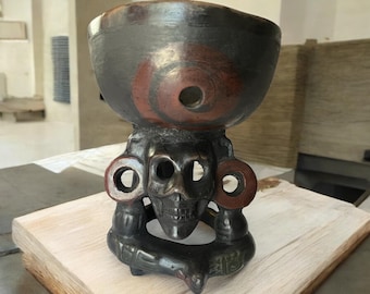 テオティワカンで作られた泥ウエウエテオトル - メキシコの神聖な伝統、テオティワカンの火の守護者。