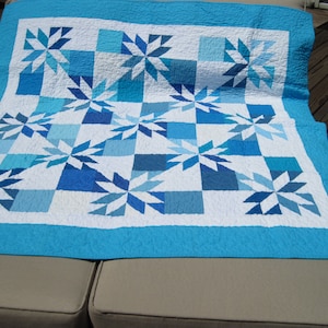 Blue and White Hunter&#39;s Star Quilt