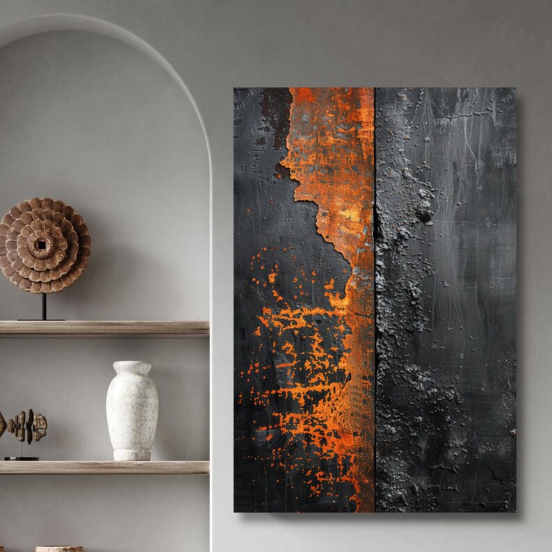 Peut inclure: Tableau abstrait avec un design textur&eacute;. Une bande orange verticale se d&eacute;tache sur un fond noir. L'&oelig;uvre d'art a une esth&eacute;tique industrielle et vieillie, avec des signes visibles d'usure, cr&eacute;ant une texture visuelle unique.
