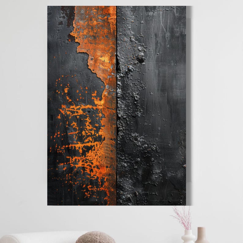 Peut inclure: Impression artistique abstraite pr&eacute;sentant un gros plan de bois textur&eacute; et vieilli. L'&oelig;uvre est divis&eacute;e en deux panneaux verticaux. Un panneau est noir avec de la rouille orange, l'autre est noir avec une texture rugueuse. L'&oelig;uvre est accroch&eacute;e &agrave; un mur blanc.