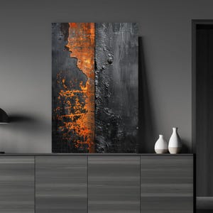 Peut inclure: Tableau abstrait avec un design textur&eacute; en noir et orange. L'&oelig;uvre est expos&eacute;e sur un mur gris fonc&eacute;, avec deux vases blancs et beiges sur un meuble gris fonc&eacute;.