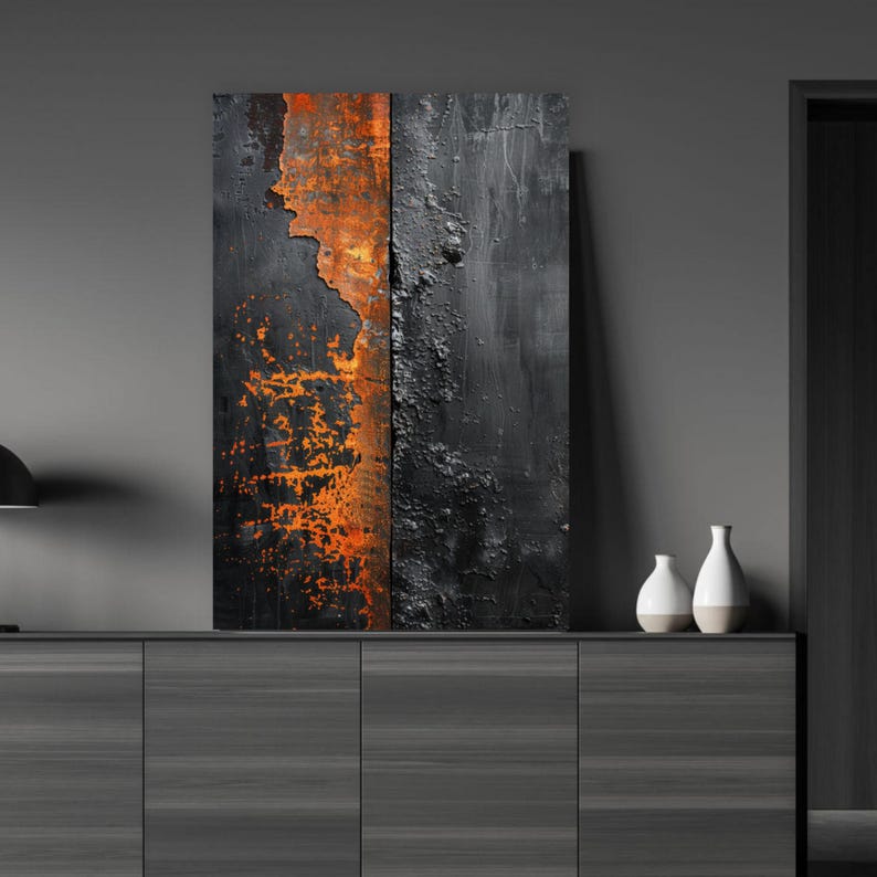 Peut inclure: Tableau abstrait avec un design textur&eacute; en noir et orange. L'&oelig;uvre est expos&eacute;e sur un mur gris fonc&eacute;, avec deux vases blancs et beiges sur un meuble gris fonc&eacute;.