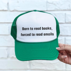 Peut inclure: Casquette de camionneur verte et blanche avec le texte "Born to read books, forced to read emails" en noir. La casquette a une visière et un dos en filet verts, avec un panneau avant blanc.