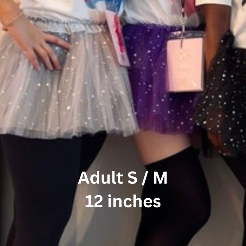 Pu&ograve; includere: Due gonne di tulle con glitter argento, viola e nero. Le gonne sono lunghe 30,5 cm e sono etichettate "Adult S / M".