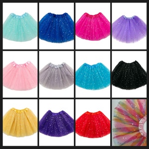 Pu&ograve; includere: Dodici gonne di tulle con stelle glitter in vari colori, tra cui azzurro, blu, rosa, viola, rosa chiaro, grigio, turchese, nero, oro, viola, rosso e arcobaleno.