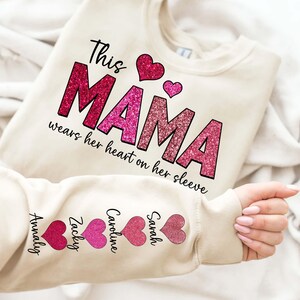 Personalizado Esta mamãe usa seu coração na manga, Dia dos Namorados personalizado, adicione seus próprios nomes, Dia dos Namorados Png, Pink Glitter Mama Valentine