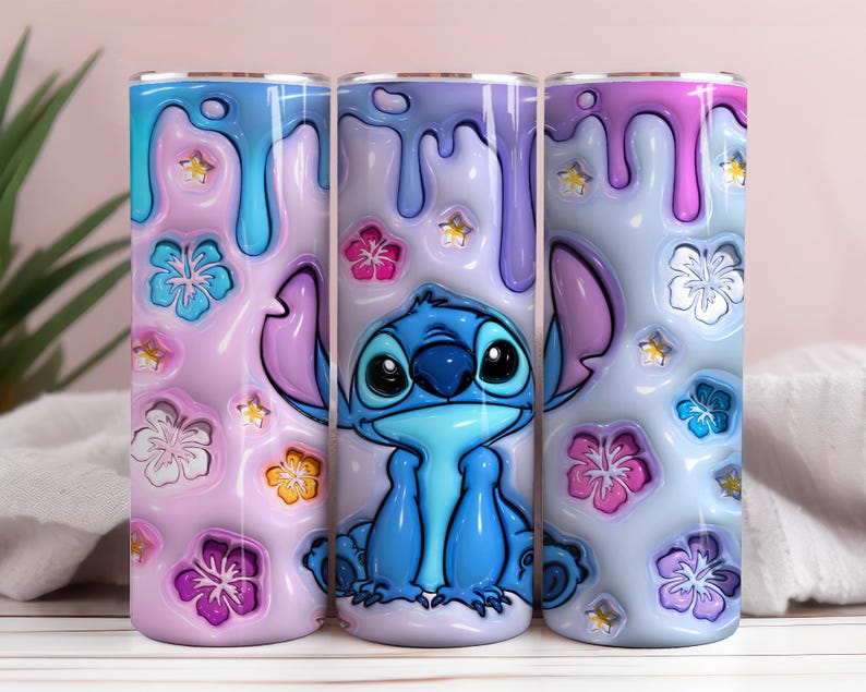 Puede incluir: Tres vasos de acero inoxidable con un personaje azul Stitch y dise&ntilde;os florales rosas, morados y azules. Los vasos tienen un efecto de goteo.