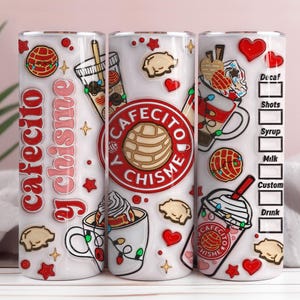 以下が含まれることがあります： 「Cafecito & Chisme」のデザインが施された、白い断熱タンブラー3個セット。デザインにはコーヒー、ハート、星、赤とピンクの「Cafecito & Chisme」の文字が含まれています。タンブラーの1つにはドリンク注文フォームがあります。
