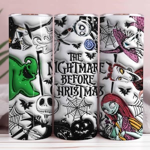 Puede incluir: Tres vasos blancos con un diseño envolvente con personajes y elementos de "Pesadilla antes de Navidad". El diseño incluye a Jack Skellington, Sally, Oogie Boogie, murciélagos y telarañas. También se muestra el texto "The Nightmare Before Christmas".