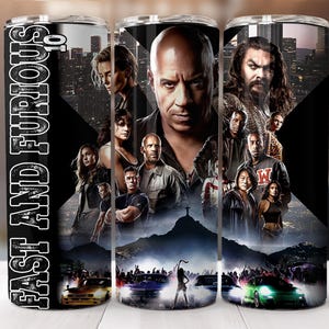 Peut inclure: Un ensemble de trois gobelets en acier inoxydable avec un motif noir et blanc représentant des personnages de la franchise de films Fast and Furious. Les gobelets portent l'inscription "Fast and Furious" sur le côté.