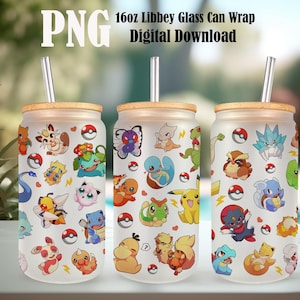 Könnte beinhalten: Drei 16oz Libbey Glas-Can-Wraps mit einem digitalen Download-Design. Jedes Glas hat einen Bambusdeckel, einen Strohhalm und eine weiße, mattierte Oberfläche. Die Gläser sind mit bunten Zeichentrickfiguren und rot-weißen Pokeball-Designs verziert.