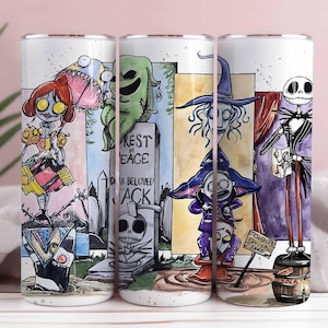 Puede incluir: Tres vasos de acero inoxidable blancos con un dise&ntilde;o tem&aacute;tico de Halloween. Cada vaso presenta un personaje diferente de la pel&iacute;cula "Pesadilla antes de Navidad". Los personajes est&aacute;n representados en un estilo colorido y caricaturesco sobre un fondo de l&aacute;pidas y otros elementos espeluznantes.