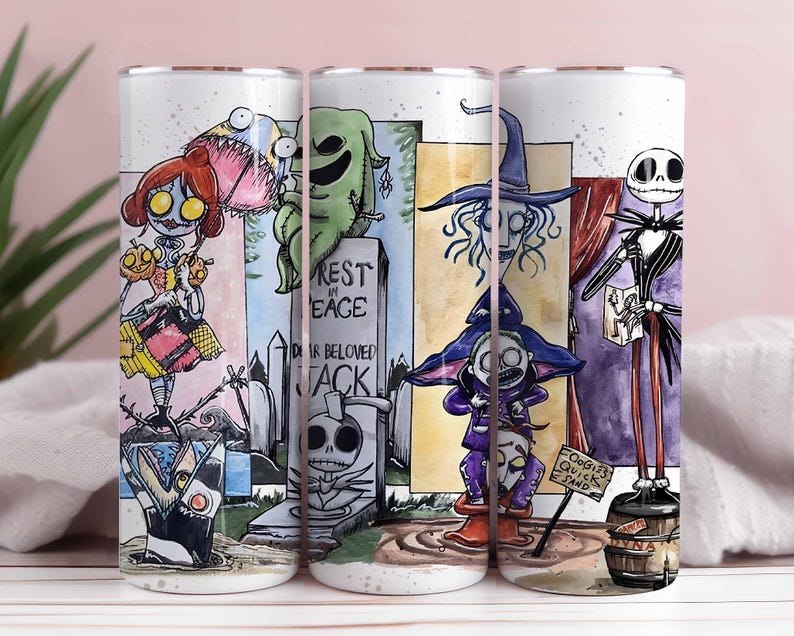 Puede incluir: Tres vasos de acero inoxidable blancos con un dise&ntilde;o tem&aacute;tico de Halloween. Cada vaso presenta un personaje diferente de la pel&iacute;cula "Pesadilla antes de Navidad". Los personajes est&aacute;n representados en un estilo colorido y caricaturesco sobre un fondo de l&aacute;pidas y otros elementos espeluznantes.