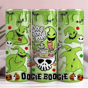 以下が含まれることがあります： ハロウィーンをテーマにしたデザインの緑色のタンブラー。「Oogie Boogie Loops」の文字と、ウギー・ブギー、ジャック・スケリントン、コウモリ、カボチャの画像が描かれています。タンブラーの上部は緑色のスライムのようになっています。