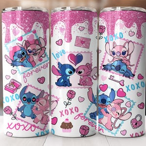 Może przedstawiać: R&oacute;żowy i biały kubek z wzorem Stitch i Angel z Lilo & Stitch. Wz&oacute;r zawiera serca, kwiaty i słowa "XOXO", "forever" i "love".