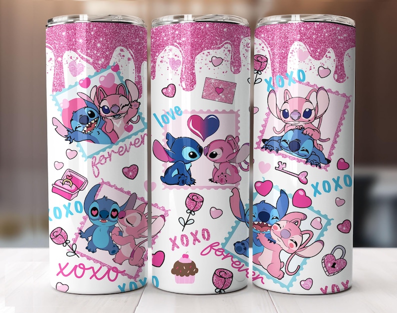 Może przedstawiać: R&oacute;żowy i biały kubek z wzorem Stitch i Angel z Lilo & Stitch. Wz&oacute;r zawiera serca, kwiaty i słowa "XOXO", "forever" i "love".