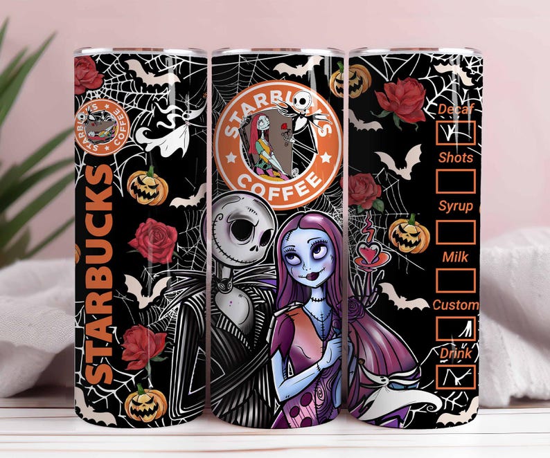 Op de afbeelding: Een zwarte beker met Jack Skellington en Sally uit The Nightmare Before Christmas, met een Starbucks Coffee-logo. Het ontwerp bevat vleermuizen, spinnenwebben, pompoenen en rozen. De beker heeft een sectie voor aangepaste drankbestellingen.