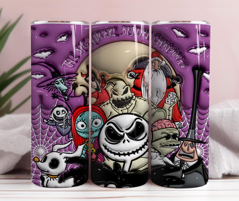 Peut inclure: Un gobelet en acier inoxydable avec des personnages de "L'&Eacute;trange No&euml;l de Monsieur Jack" sur fond violet. Le design comprend Jack Skellington, Sally et d'autres personnages, avec le titre du film.
