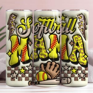 Könnte beinhalten: Drei weiße Becher mit einem bunten Grafikdesign mit den Worten "Softball Mama" mit einem Baseball, einem Schläger und einem Blitz. Die Becher haben ein kariertes Muster am Boden.