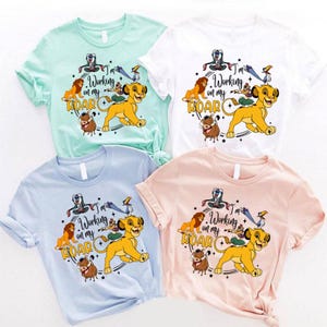 Estou trabalhando no meu Roar PNG, Rei Leão PNG, Camiseta Animal Kingdom, Presente de aniversário, Férias em família, Viagem em família, Camisetas combinando com a família