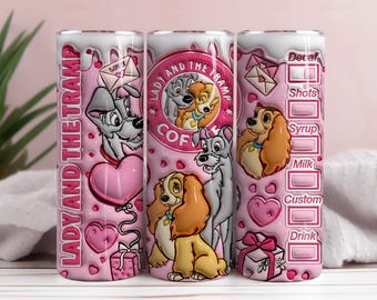 Op de afbeelding: Roze beker met personages uit "Lady and the Tramp". Het ontwerp bevat afbeeldingen van de honden, harten en de tekst "Lady and the Tramp Coffee". De beker heeft ook een koffiebestelgids.