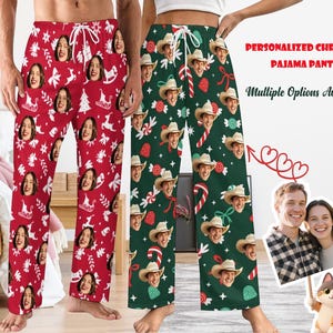 Peut inclure: Pantalon de pyjama de Noël personnalisé rouge et vert. Le pantalon rouge présente un motif répété d'un visage de femme, de sapins de Noël et de traîneaux. Le pantalon vert a un motif répété d'un visage d'homme, de cannes en bonbon et de nœuds. Le texte dit "PERSONALIZED CHRISTMAS PAJAMA PANTS Multiple Options Available."