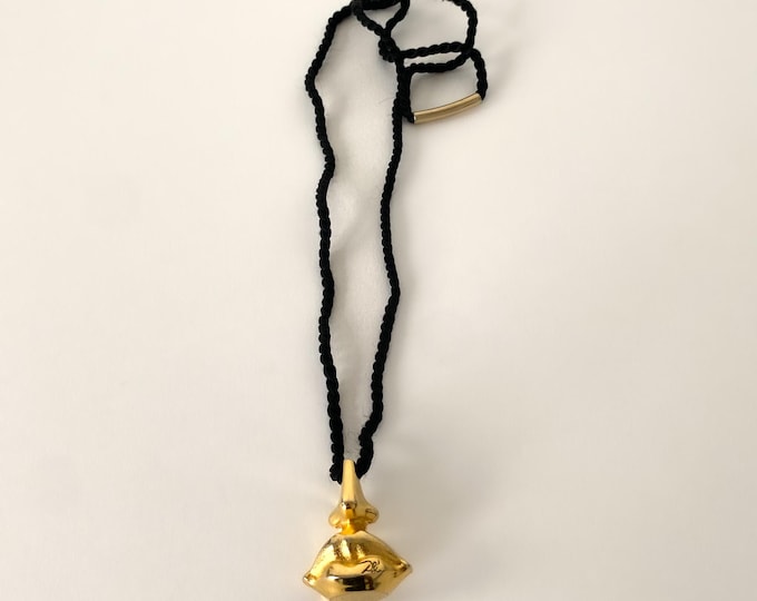 Aphrodite Pendant by Salvador Dalí - 1980s Vintage Gold-Tone Metal Necklace - Surrealist Signed Jewelry