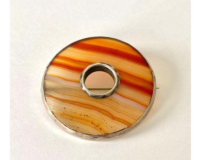 Victorian Scottish Brooch in Agate and Sterling Silver, 19th Century