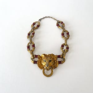 Collier Kenneth Jay Lane KJL tête de lion en métal doré émaillé – Années 1980