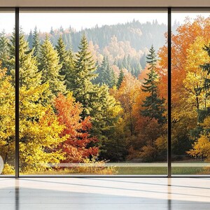 Könnte beinhalten: Ein großes Fenster zeigt eine lebendige Herbstwaldszene. Die Bäume zeigen ein Farbspektrum von leuchtendem Gelb und Orange bis hin zu tiefem Grün. Zwei Vasen in neutralen Tönen stehen auf einem Holzboden. Hochauflösendes Bild.