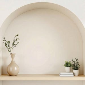Peut inclure: Intérieur aux tons neutres avec une alcôve arquée intégrée et une étagère en bois. Un vase beige avec de la verdure est posé sur l'étagère, ainsi que deux petites plantes en pot et une pile de livres. L'image est étiquetée "HAUTE RÉSOLUTION 2750 x 1500 px 2K QHD."