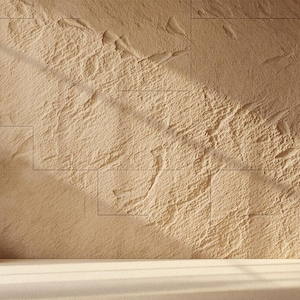 Puede incluir: Una pared beige texturizada con una planta en una maceta blanca en la esquina. La pared está hecha de azulejos grandes y rectangulares. La pared está iluminada por una luz cálida desde el lado derecho de la imagen. El texto "HIGH RESOLUTION 2750 x 1500 px 2K QHD" está impreso en un rectángulo blanco en la esquina inferior derecha de la imagen.