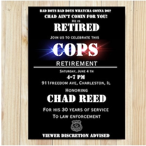 Puede incluir: Una invitación de fiesta de jubilación en blanco y negro para un oficial de policía. La invitación presenta una placa de policía, luces rojas y azules intermitentes, y el texto "Bad boys bad boys whatcha gonna do? Chad ain't comin for you! He is retired. Join us to celebrate this Cops retirement. Saturday, June 4th 4-7 PM 911 Freedom Ave, Charleston, IL Honoring Chad Reed for his 30 years of service to law enforcement. Viewer discretion advised."