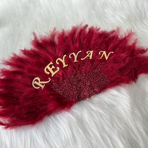 Abanico de plumas personalizado con nombre: elegante accesorio para bodas y noches de henna