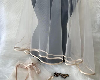 Conjunto de velo y guantes de novia color champán: tul con borde de cinta, elegancia nupcial con henna.