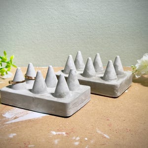 Soporte para anillos de hormigón hecho a mano: Exhibidor de joyas geométrico minimalista