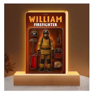 Può includere: Illustrazione incorniciata di un personaggio d'azione pompiere di nome William. La figura indossa un'uniforme gialla e un casco con il numero 27. La confezione include un martello, un estintore, guanti e altri strumenti antincendio.