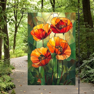 Peut inclure: Un drapeau de jardin en style vitrail représentant quatre coquelicots orange et rouges avec des feuilles vertes.