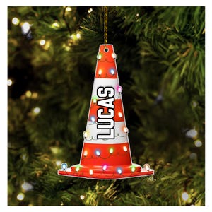 Ornement de construction personnalisé - Ornement de cône de signalisation plat 2D avec nom personnalisé - Ornement de Noël de travailleur du bâtiment 2025