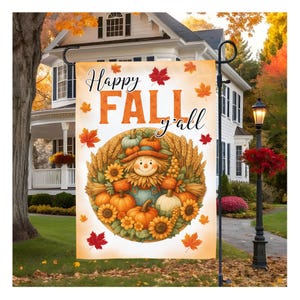 Może przedstawiać: Flaga ogrodowa z motywem jesiennym. Flaga zawiera napis "Happy FALL y'all" w kolorze pomarańczowym i czarnym. Strach na wróble jest otoczony dyniami, słonecznikami i pszenicą. Czerwone i pomarańczowe liście klonu są rozrzucone wokół flagi.