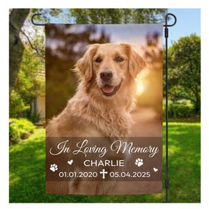 Könnte beinhalten: Eine Gartenflagge mit einem Golden Retriever und dem Text "In Loving Memory" sowie dem Namen "Charlie", Daten und Pfotenabdrücken. Für den Außenbereich konzipiert.
