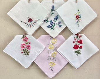 Vintage Embroidered Flower Hankies / Vintage Flower Hankerchiefs / White Ladies Hankies / Vintage Snot Rags