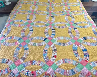 Vintage Double Wedding Ring Quilt / Yellow Gold Double Wedding Ring Quilt / Twin Quilt 68 x 82 inches