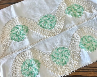 Vintage Crochet Pillowcase Set / Pair of Green Crochet Pillowcases / Vintage Crochet Linens