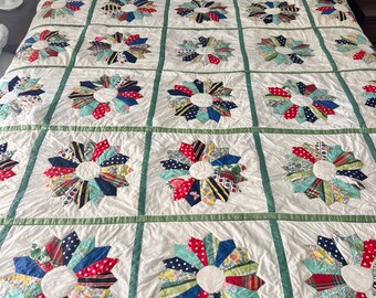 Vintage Dresden Plate Quilt / Striking Dresden Plate Quilt / Handstitched Quilt / Twin Quilt 60 x 80 inches