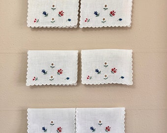 Vintage Cocktail Drink Napkins / White Embroidered Flower Napkin Set / Embroidered Cocktail Napkin Set