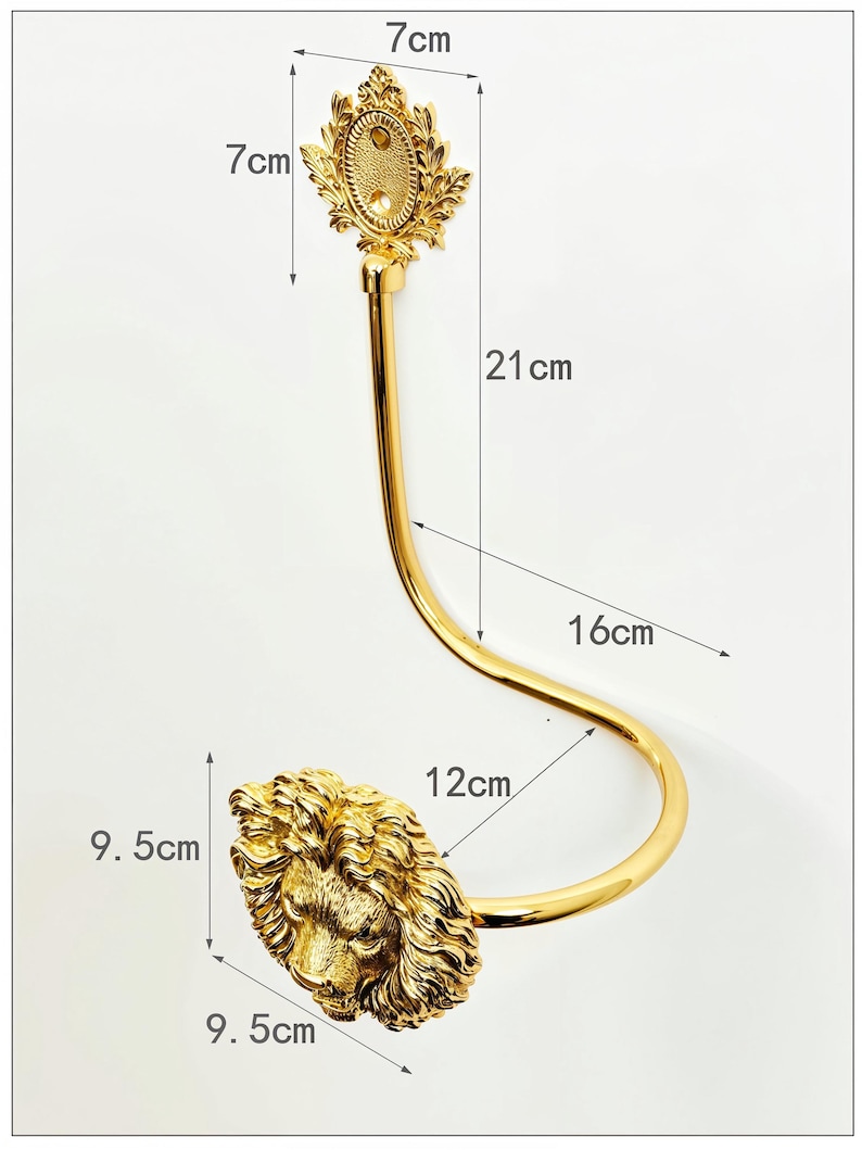 K&ouml;nnte beinhalten: Ein goldfarbener Wandhaken mit einem dekorativen L&ouml;wenkopf und einem verzierten Oberteil. Der L&ouml;wenkopf ist 9,5 cm breit und hoch. Der Haken ist 16 cm lang und 12 cm breit. Das Oberteil ist 7 cm breit und hoch.